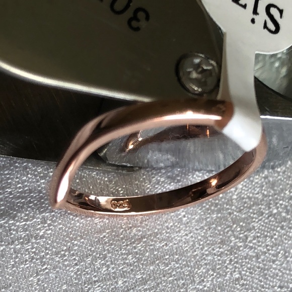 925 Minimalist Chevron Ring- Rose Gold - Picture 4 of 6